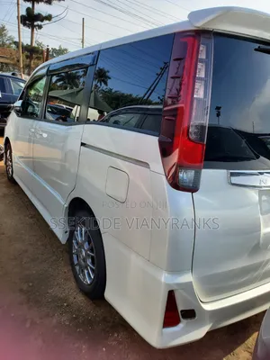 Toyota Noah 2.0 AWD (8 Seater) 2016 White