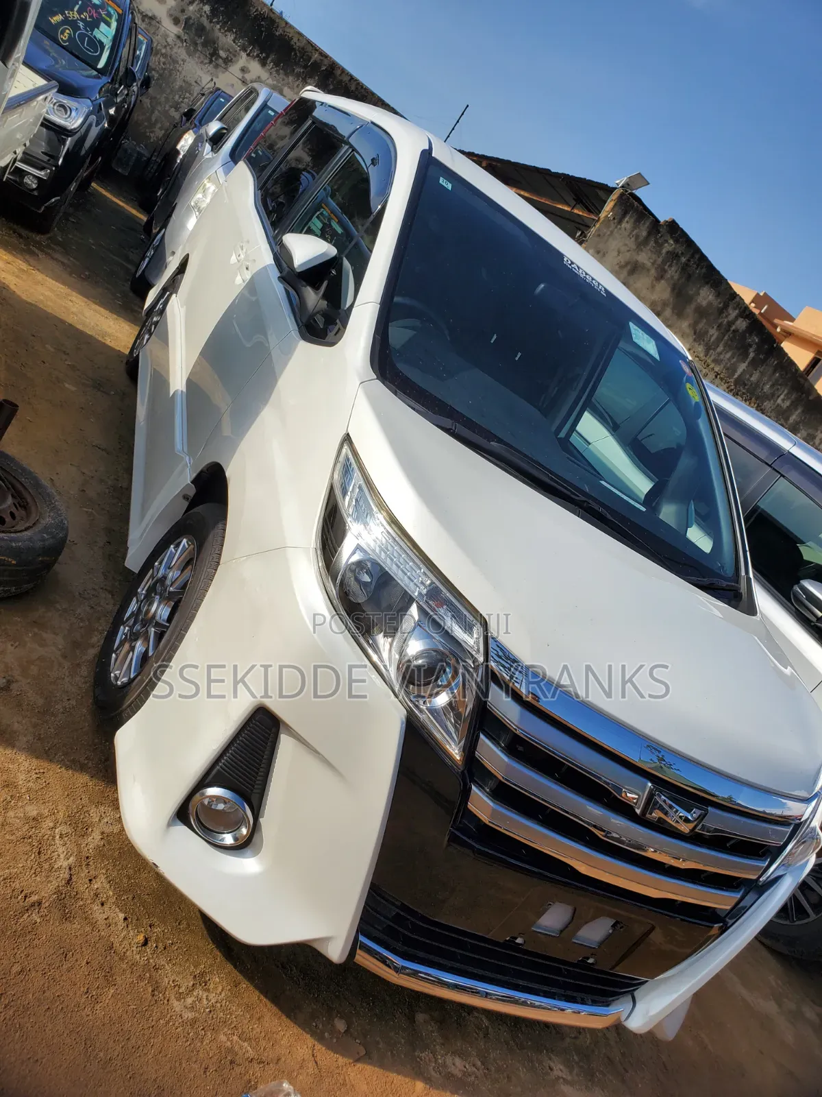 Toyota Noah 2.0 AWD (8 Seater) 2016 White