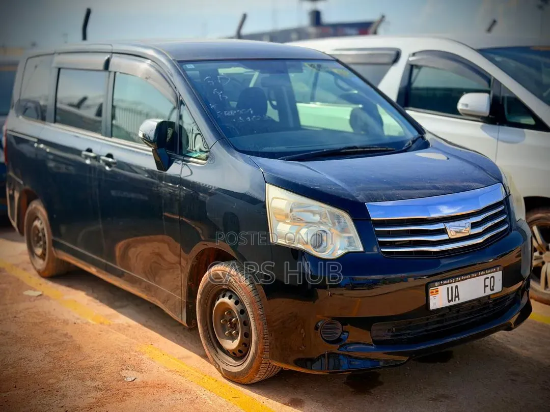 Toyota Noah 2.0 143hp AWD (8 Seater) 2012 Black