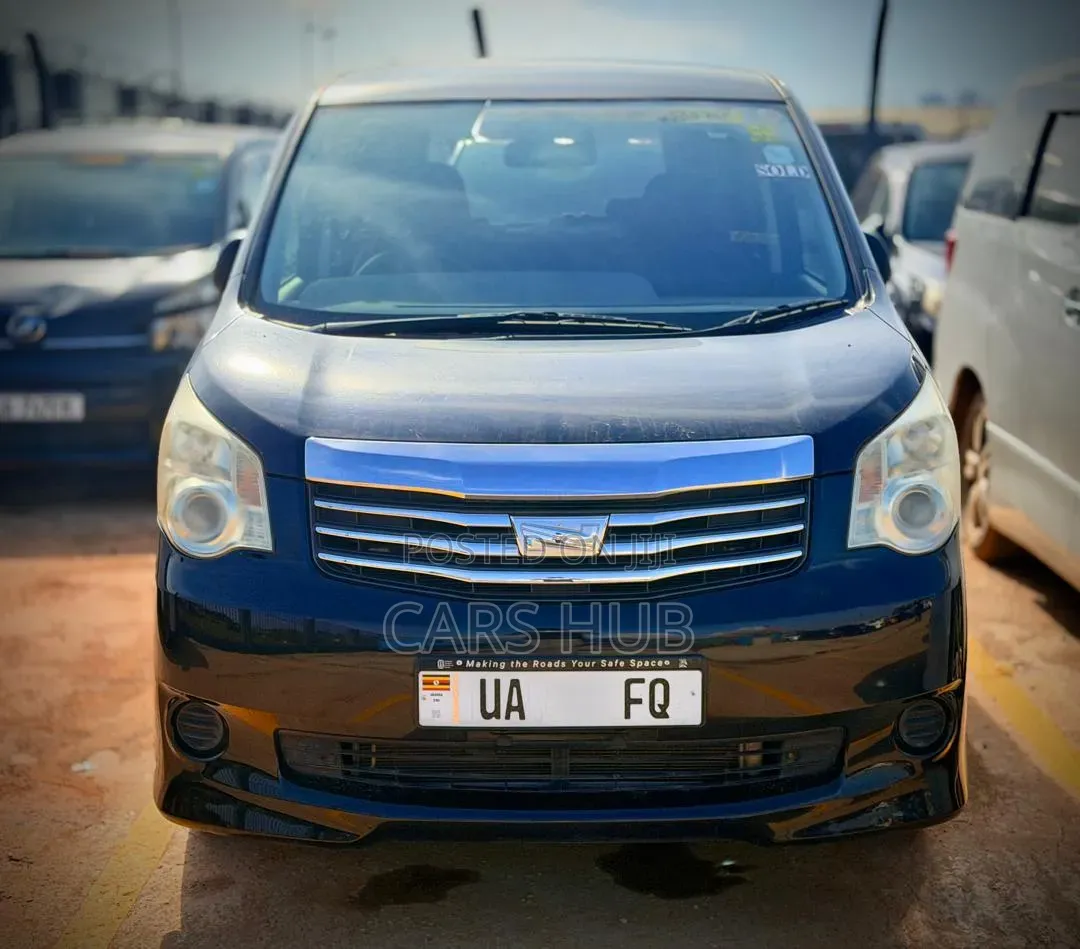 Toyota Noah 2.0 143hp AWD (8 Seater) 2012 Black