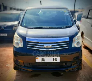 Toyota Noah 2.0 143hp AWD (8 Seater) 2012 Black