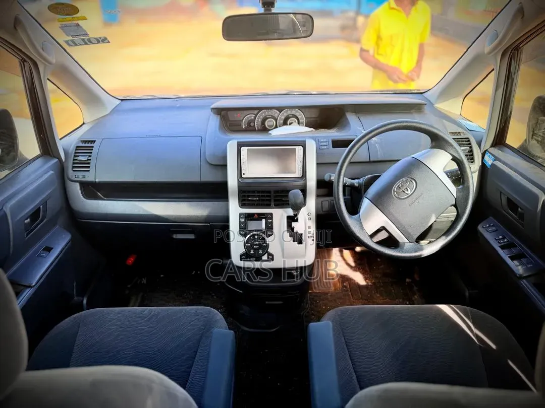Toyota Noah 2.0 143hp AWD (8 Seater) 2012 Black