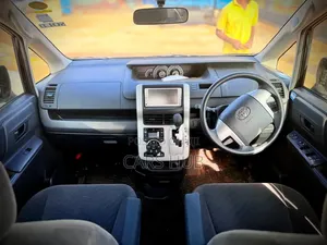 Toyota Noah 2.0 143hp AWD (8 Seater) 2012 Black