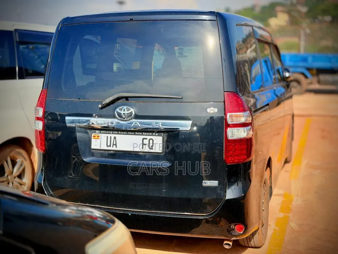 Toyota Noah 2.0 143hp AWD (8 Seater) 2012 Black