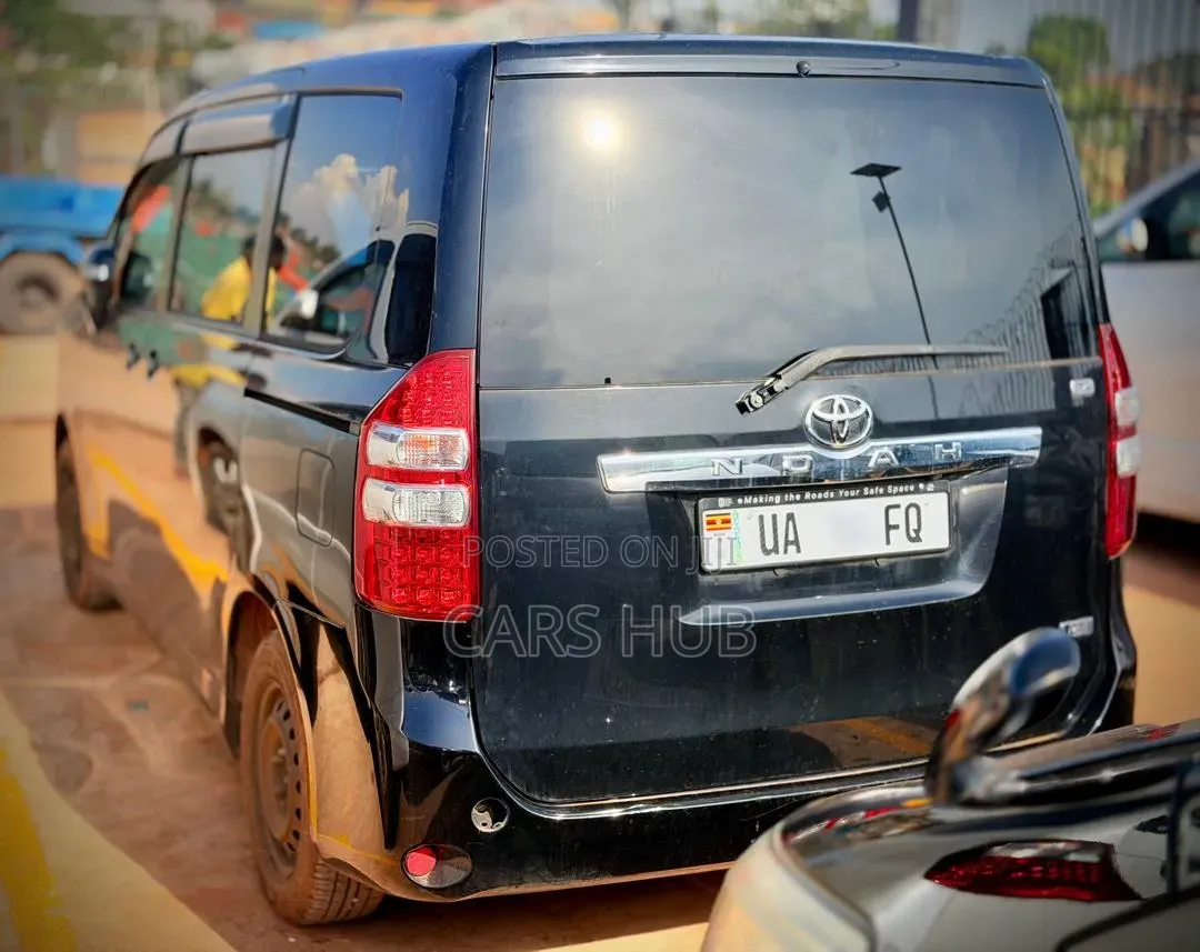 Toyota Noah 2.0 143hp AWD (8 Seater) 2012 Black