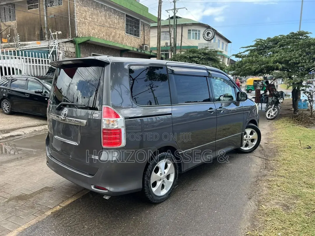 Toyota Noah 2.0 158hp AWD (7 Seater) 2012 Teal