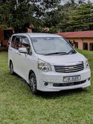 Toyota Noah 2.0 143hp AWD (8 Seater) 2012 White