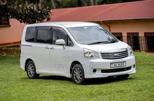 Toyota Noah 2.0 143hp AWD (8 Seater) 2012 White