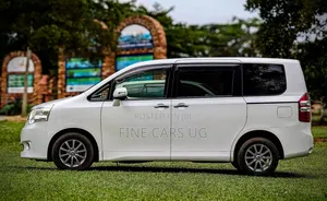 Toyota Noah 2.0 143hp AWD (8 Seater) 2012 White