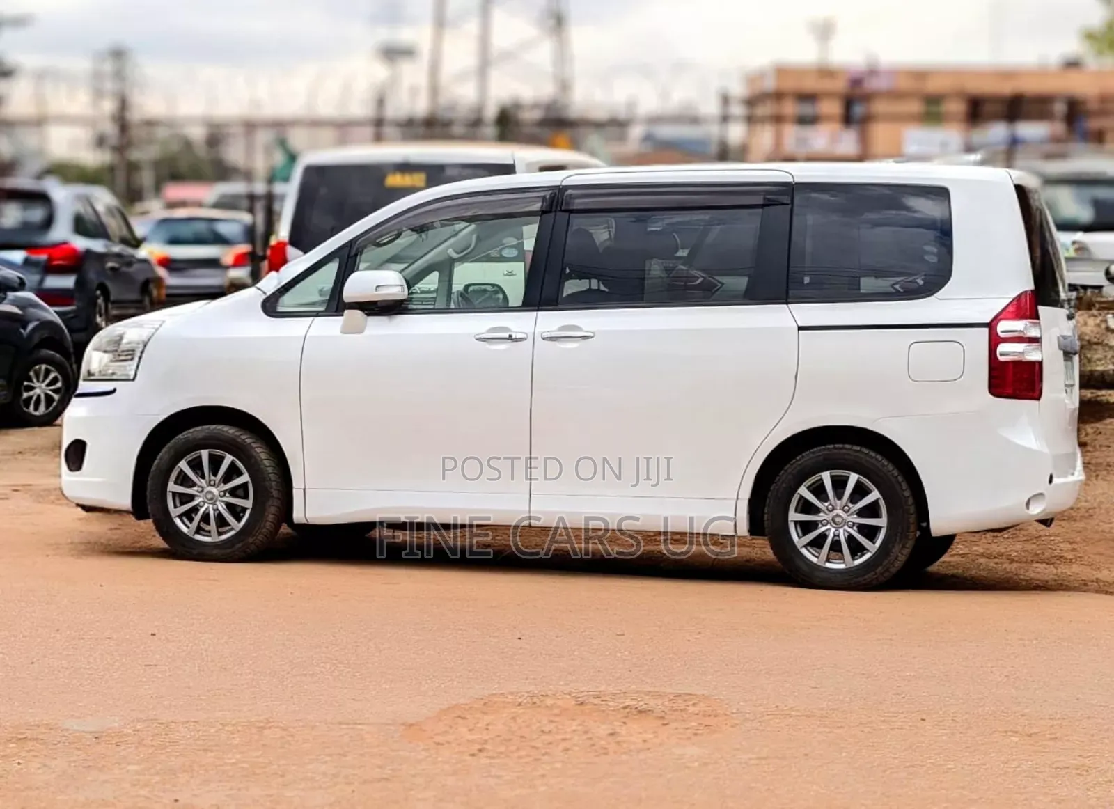 Toyota Noah 2.0 143hp AWD (8 Seater) 2012 White