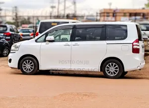 Toyota Noah 2.0 143hp AWD (8 Seater) 2012 White
