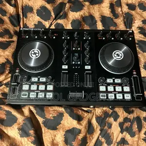 Traktor Dj Controller