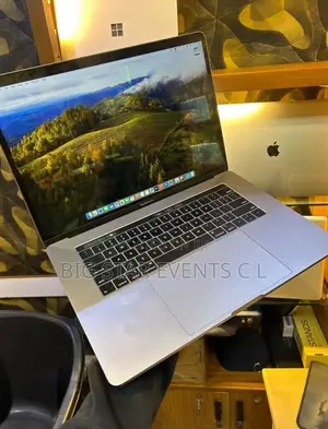 Laptop Apple MacBook Pro 2017 16GB Intel Core i7 SSD 512GB