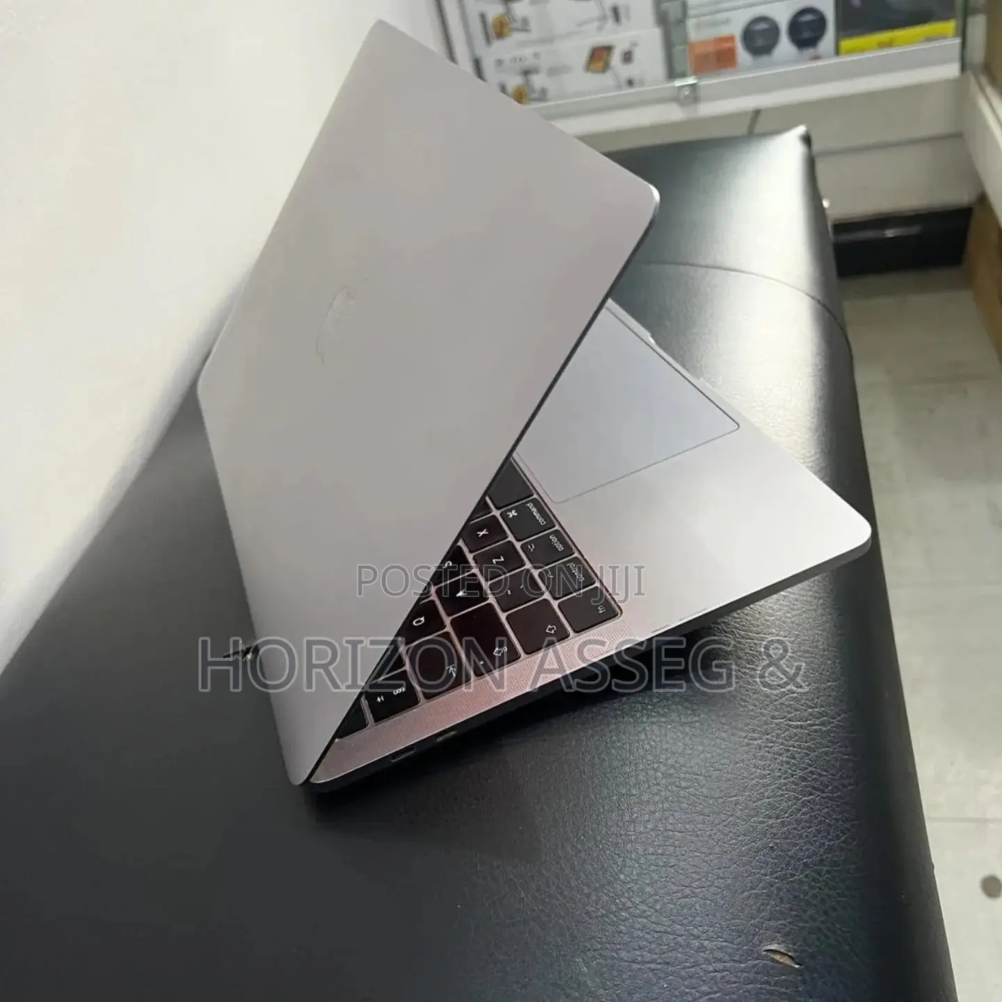 New Laptop Apple MacBook Pro 2017 8GB Intel Core i7 SSD 256GB