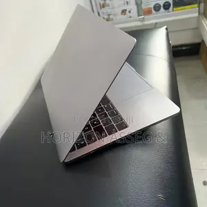 New Laptop Apple MacBook Pro 2017 8GB Intel Core i7 SSD 256GB