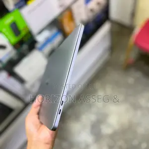 New Laptop Apple MacBook Pro 2017 8GB Intel Core i5 SSD 256GB