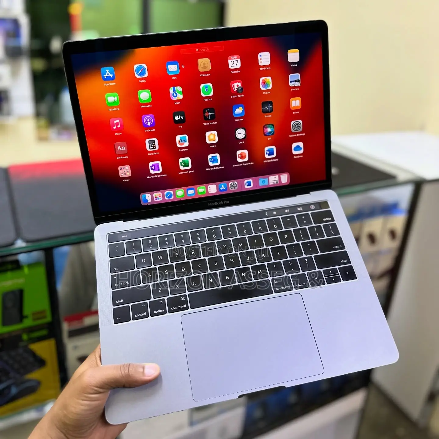 New Laptop Apple MacBook Pro 2017 8GB Intel Core i5 SSD 256GB