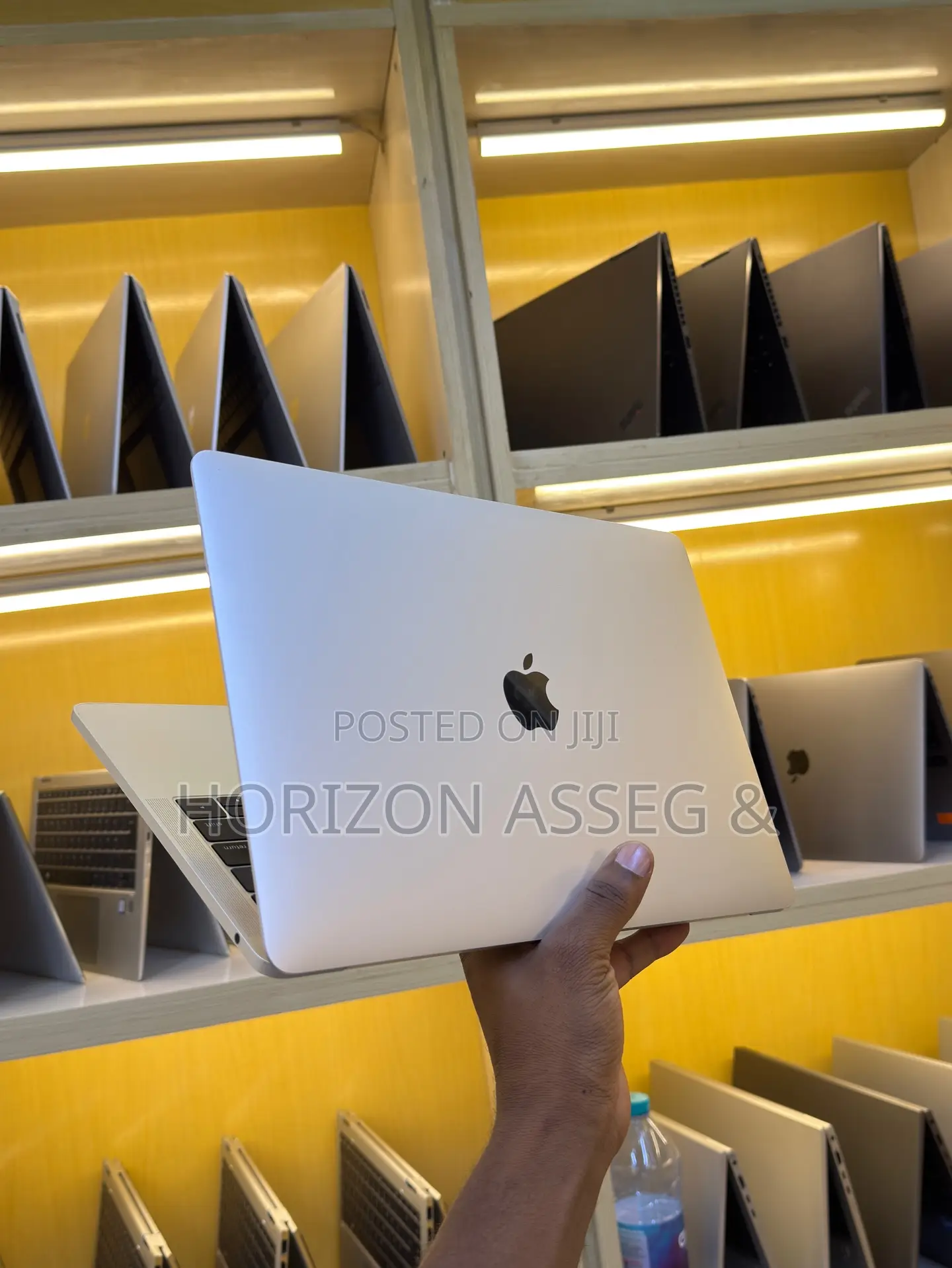 New Laptop Apple MacBook Pro 2017 8GB Intel Core i7 SSD 256GB