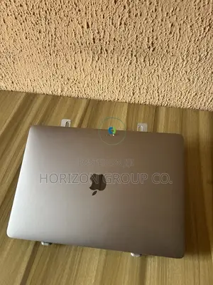 New Laptop Apple MacBook Pro 2018 8GB Intel Core i5 SSD 256GB