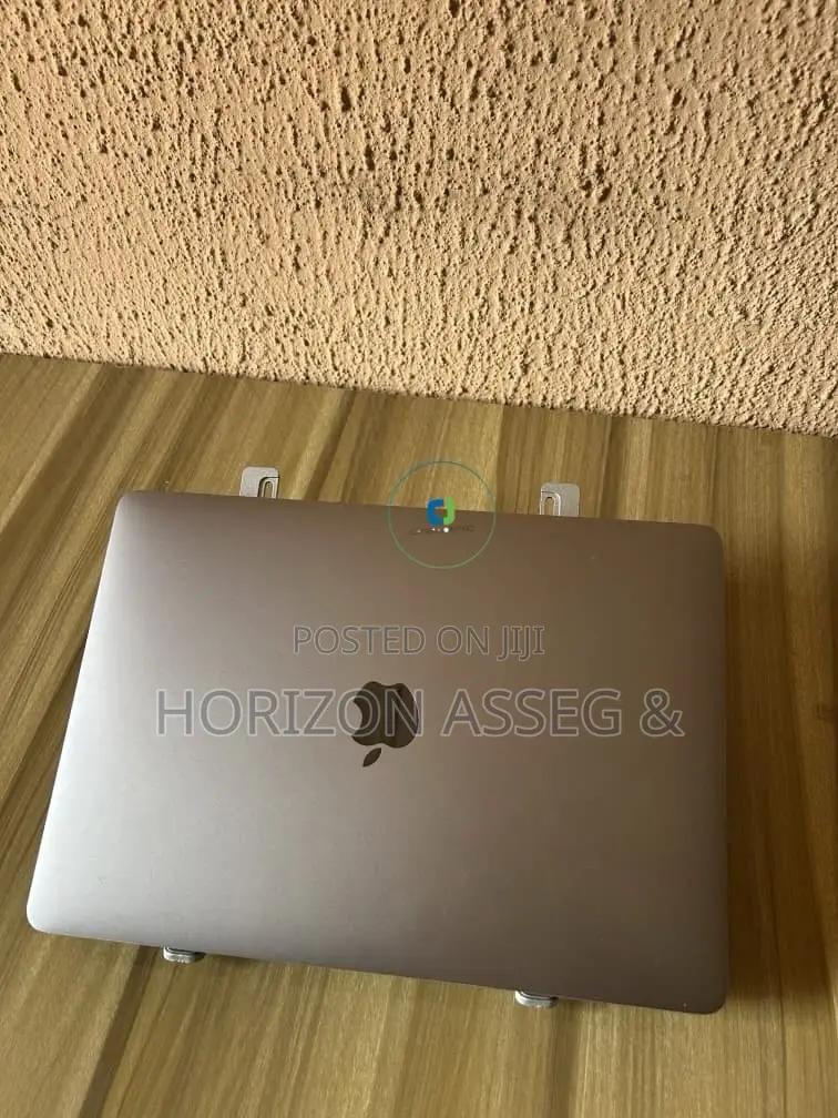 New Laptop Apple MacBook Pro 2018 8GB Intel Core i5 SSD 256GB