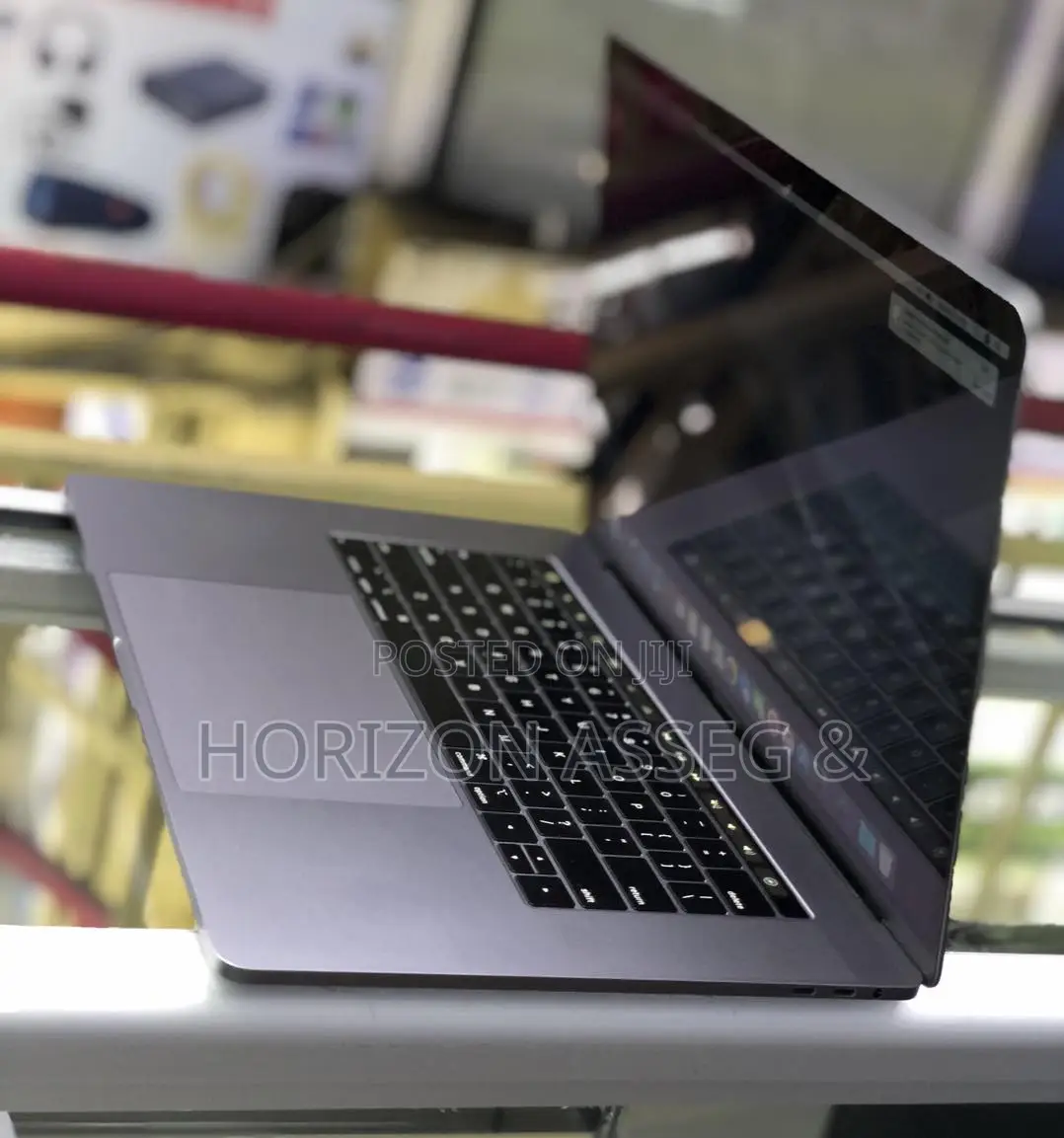 New Laptop Apple MacBook Pro 2018 8GB Intel Core i5 SSD 256GB