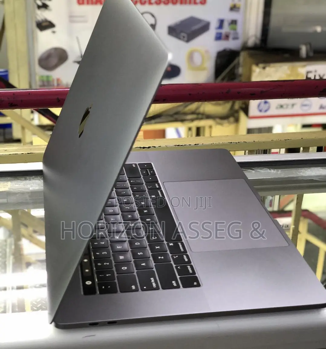 New Laptop Apple MacBook Pro 2018 8GB Intel Core i5 SSD 256GB