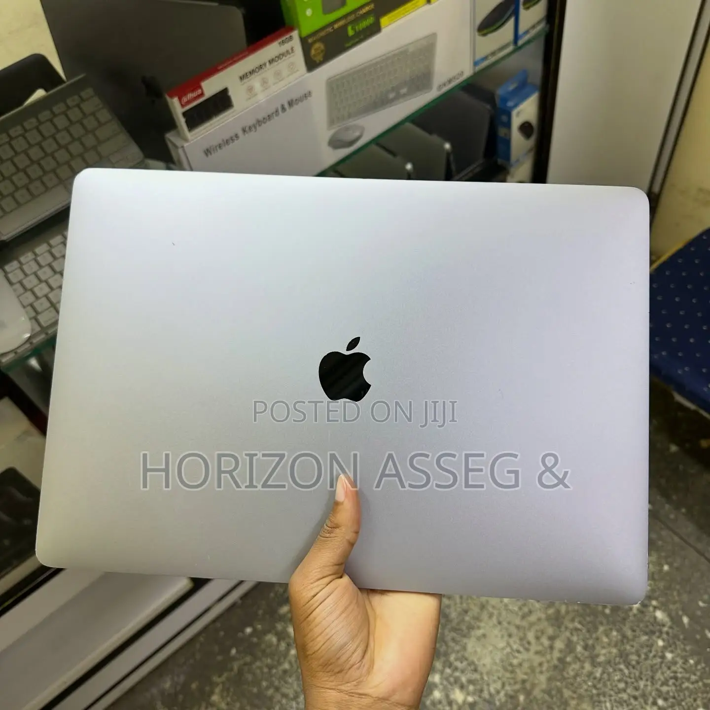 New Laptop Apple MacBook Pro 2018 8GB Intel Core i7 SSD 256GB