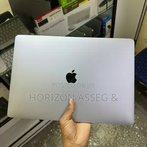 New Laptop Apple MacBook Pro 2018 8GB Intel Core i7 SSD 256GB