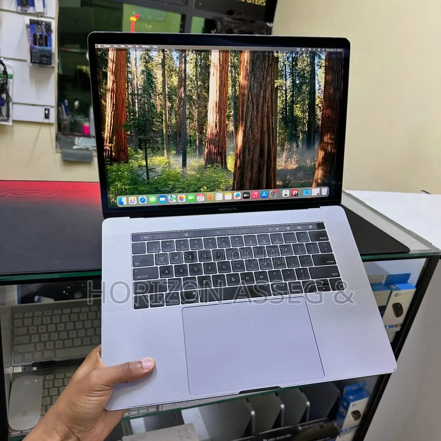 New Laptop Apple MacBook Pro 2018 8GB Intel Core i7 SSD 256GB