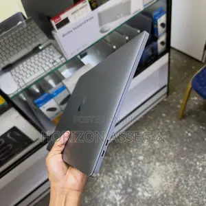 New Laptop Apple MacBook Pro 2018 8GB Intel Core i7 SSD 256GB