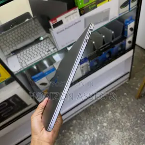 New Laptop Apple MacBook Pro 2018 8GB Intel Core i7 SSD 256GB