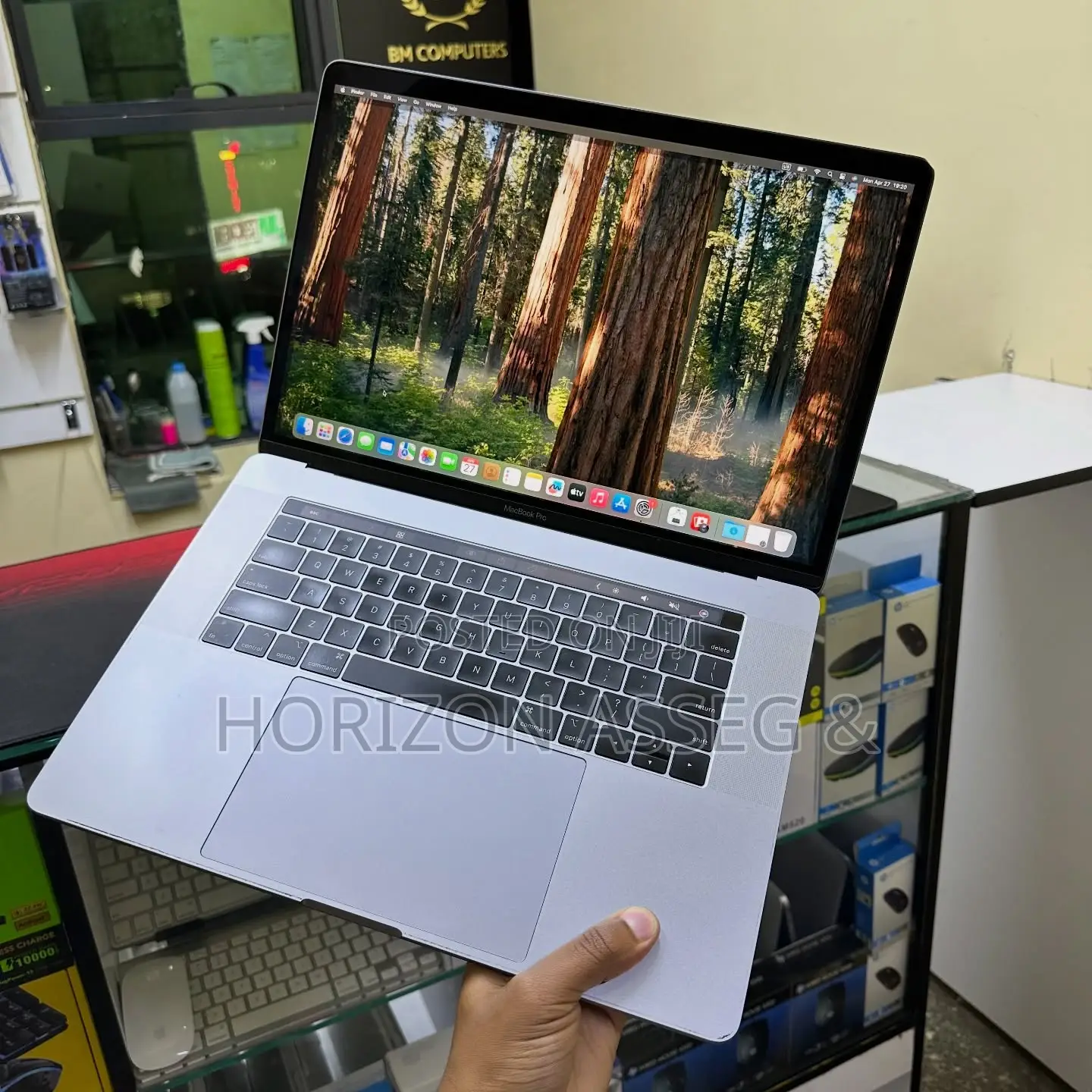 New Laptop Apple MacBook Pro 2018 8GB Intel Core i7 SSD 256GB