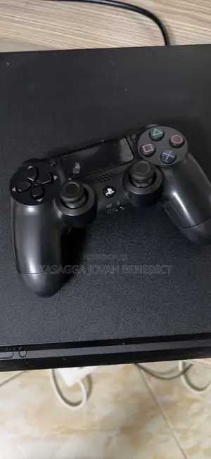 Play Station 4 Slim
