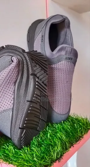 Nike Slip on Mesh Sneakers Breathable No Lacey