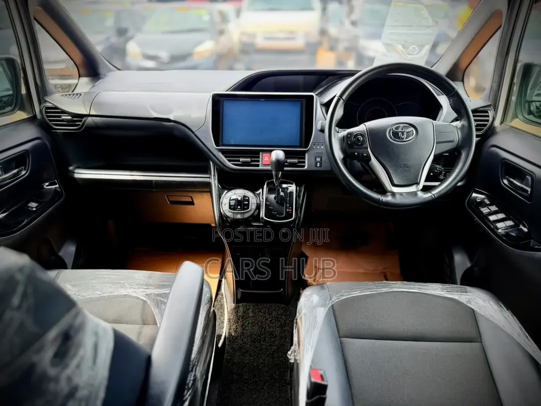 Toyota Noah 2.0 AWD (8 Seater) 2017 White
