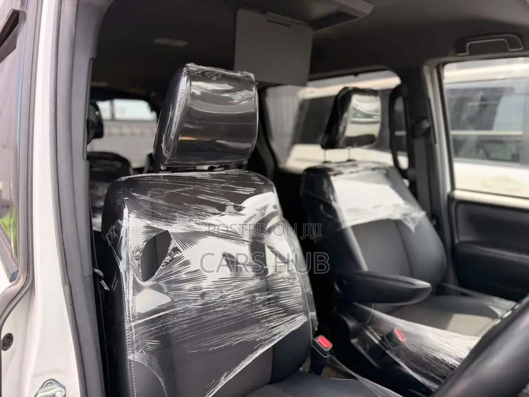 Toyota Noah 2.0 AWD (8 Seater) 2017 White