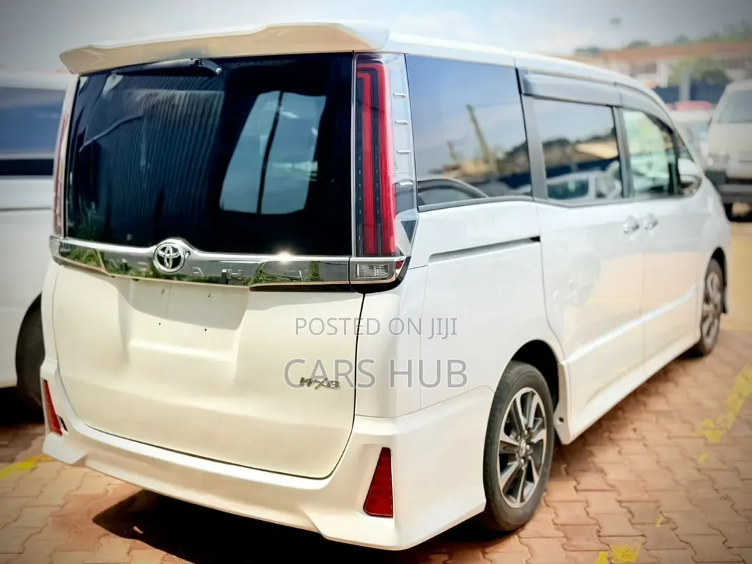 Toyota Noah 2.0 AWD (8 Seater) 2017 White