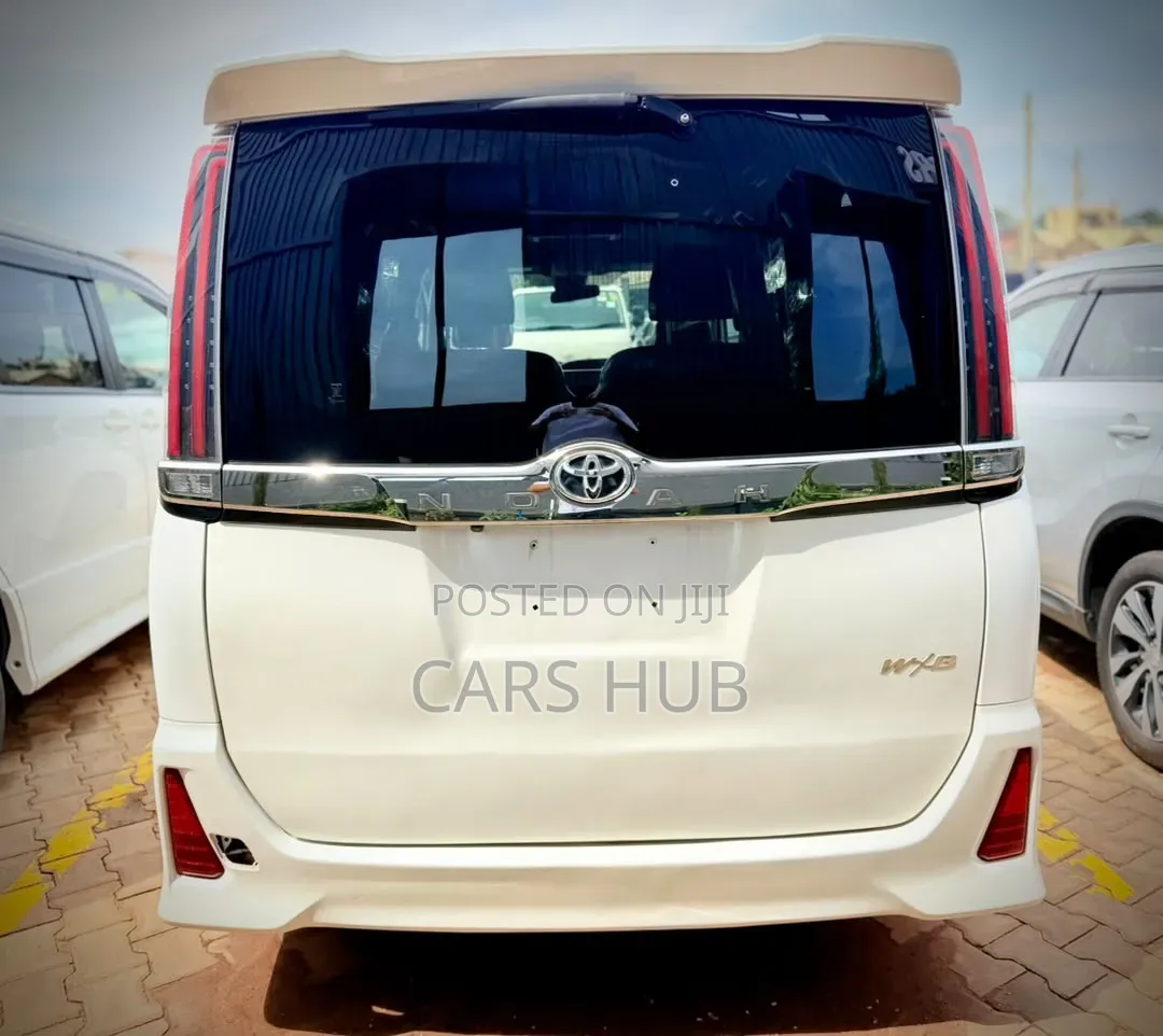 Toyota Noah 2.0 AWD (8 Seater) 2017 White