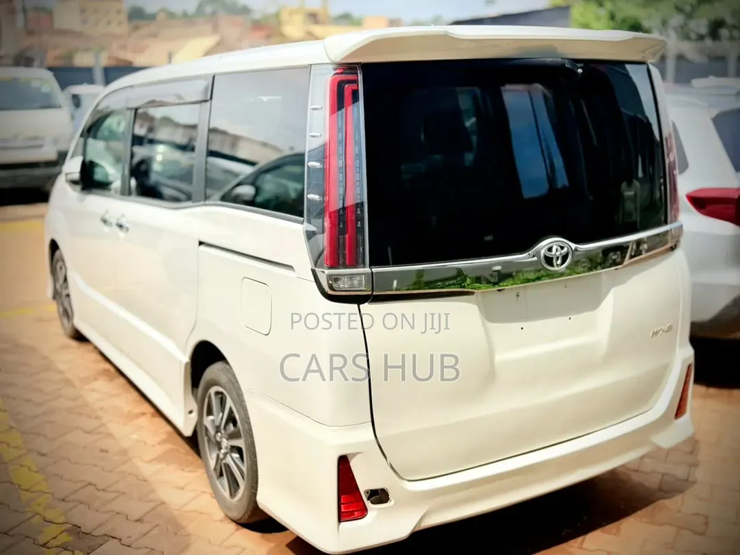 Toyota Noah 2.0 AWD (8 Seater) 2017 White