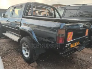 Toyota Hilux 2002 Black