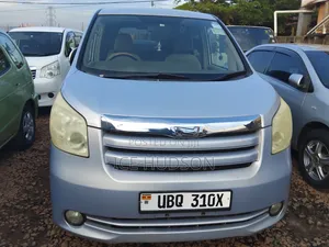 Toyota Noah 2012