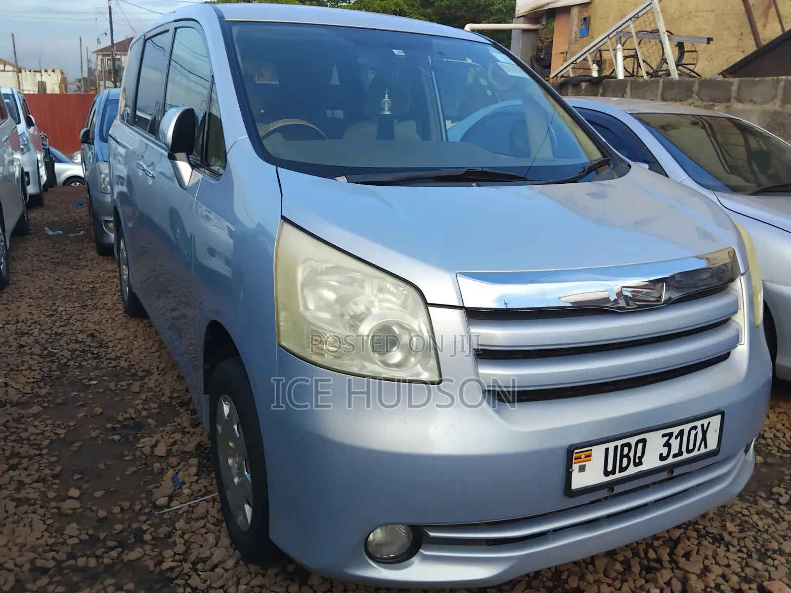 Toyota Noah 2012