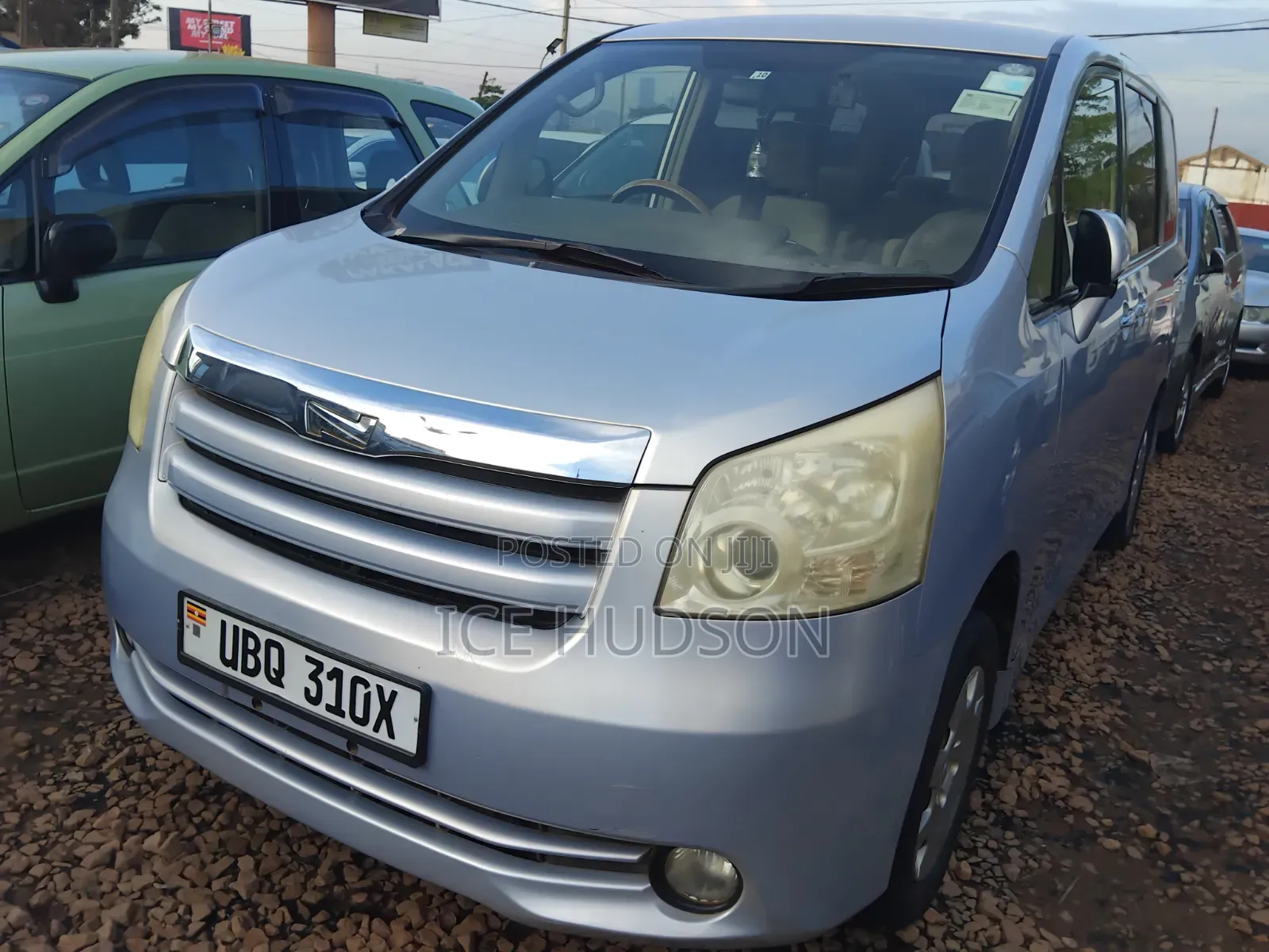 Toyota Noah 2012