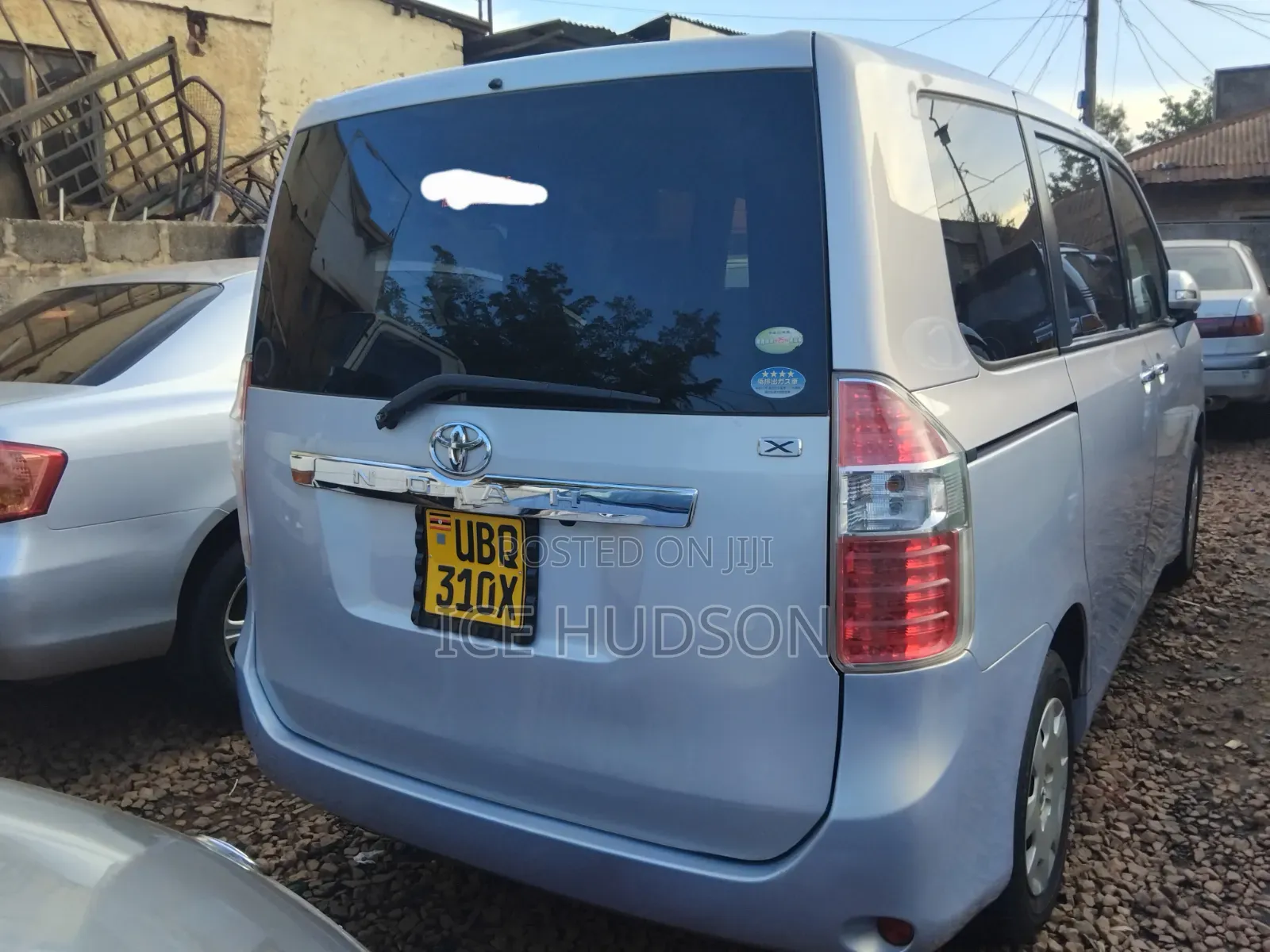 Toyota Noah 2012