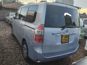 Toyota Noah 2012