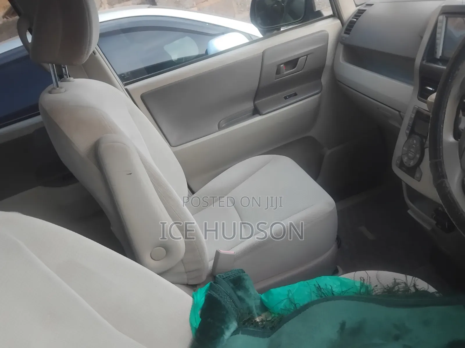 Toyota Noah 2012
