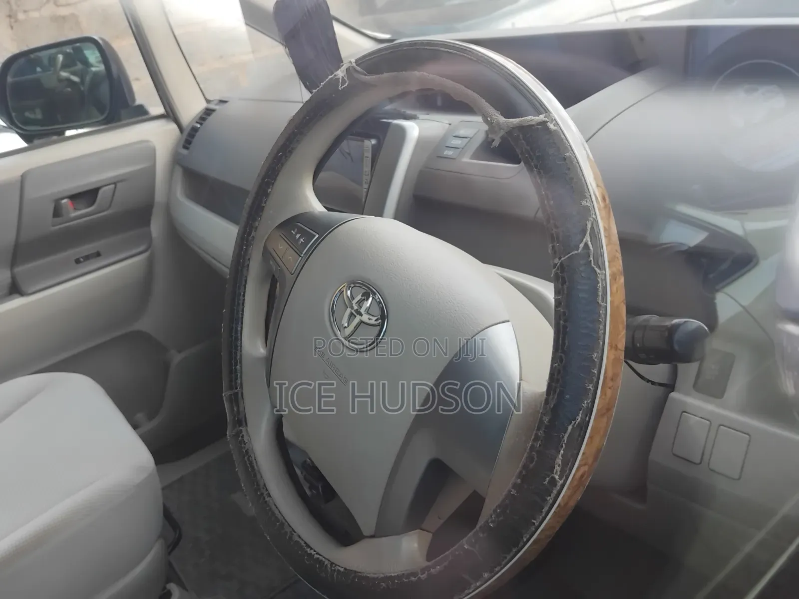 Toyota Noah 2012