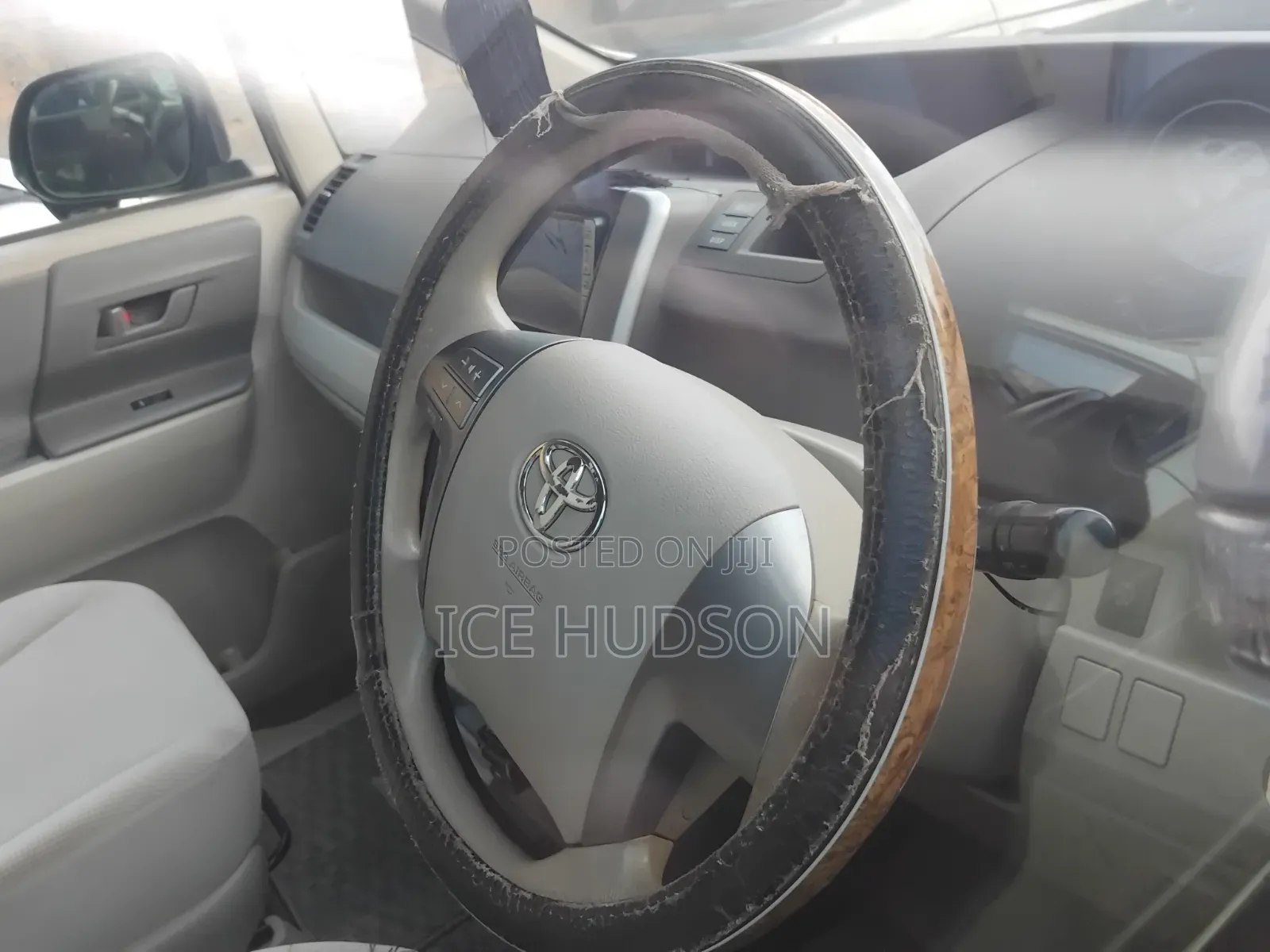 Toyota Noah 2012