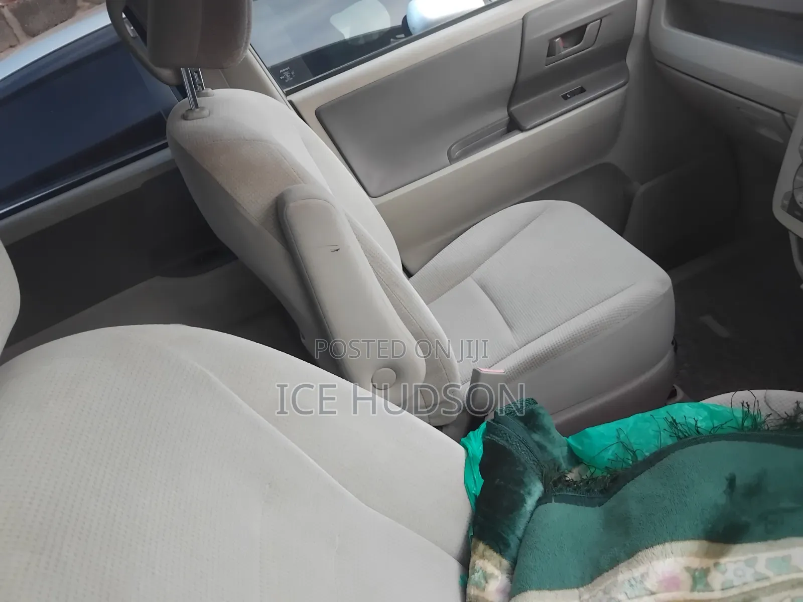 Toyota Noah 2012