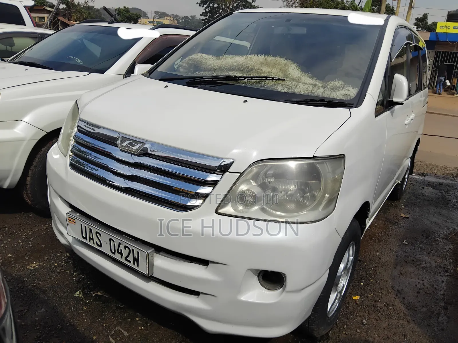 Toyota Noah 2004 White